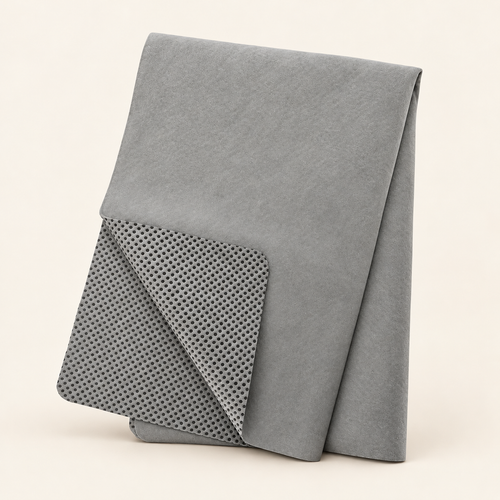 TRIXIE absorberende handdoek — 66 × 43 cm — hoofdfoto op crèmekleurige achtergrond, grijs kleurvoorbeeld; assorti levering